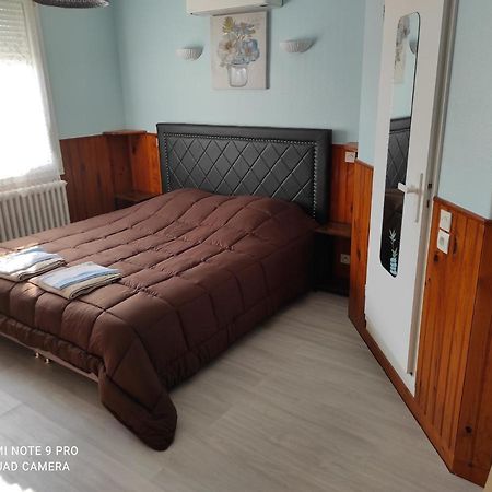 Hotel De La Place Germigny-des-Prés エクステリア 写真